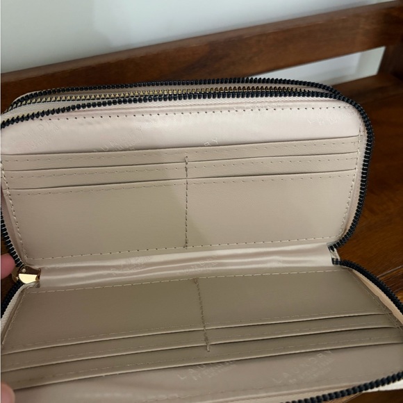 NWT Laundry by Shelli Segal Beige Quilted Wallet - Picture 5 of 5